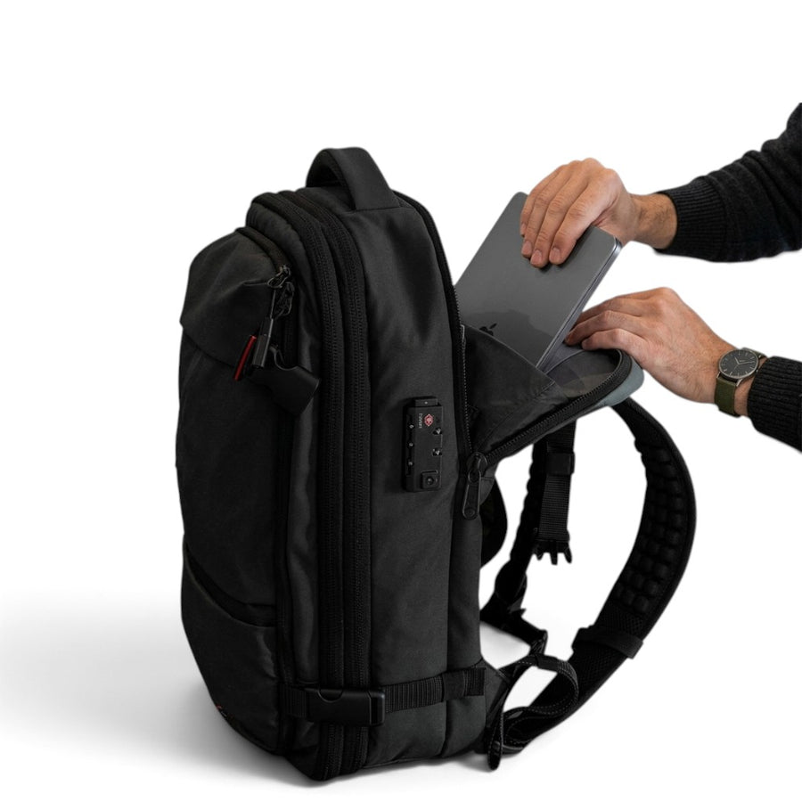 Ordinateur 17″, sans tout déballer — Escale 60L — Sac à dos cabine